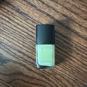 CHANEL Le Vernis Nail Polish - Elegant Green